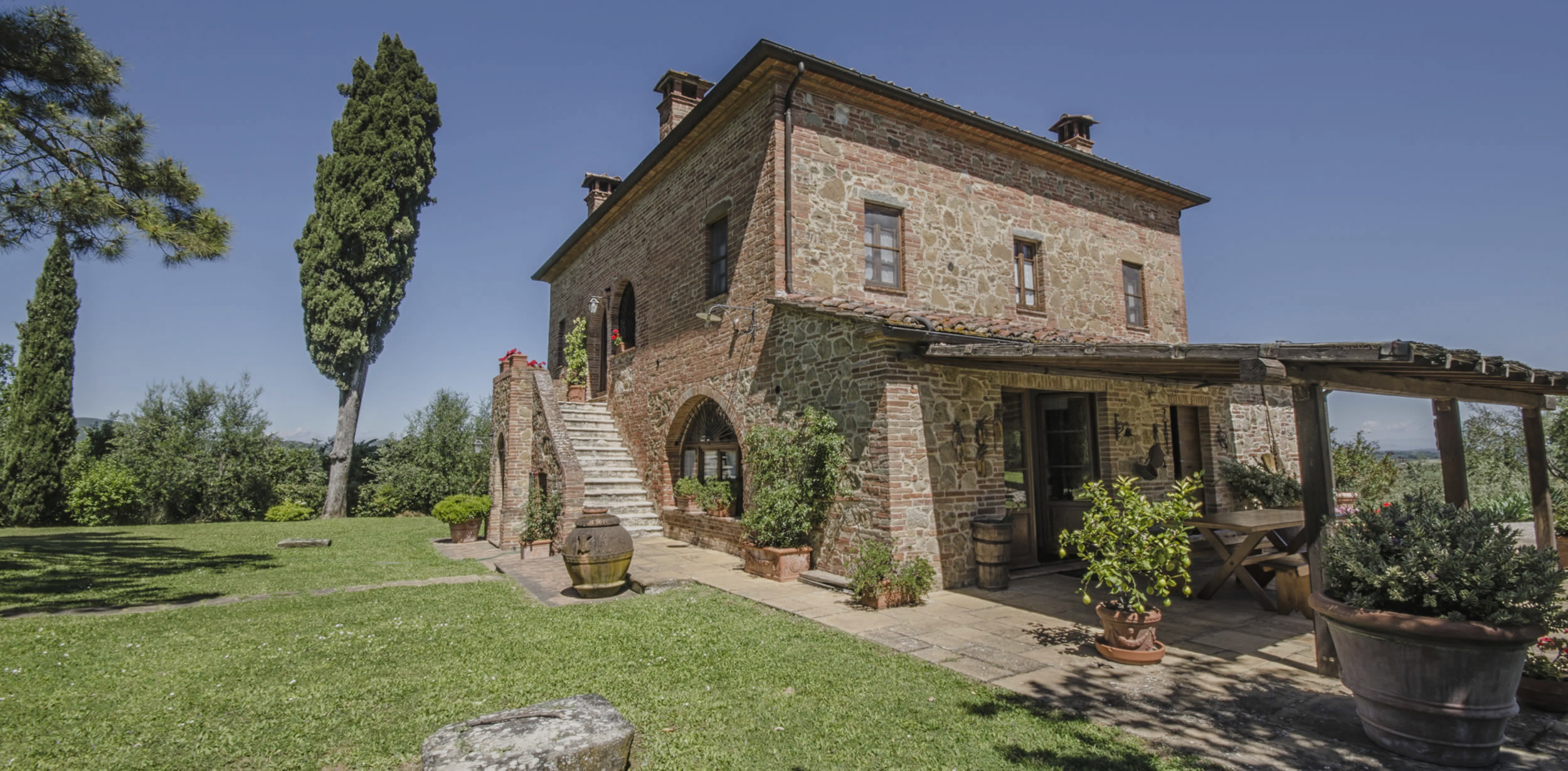 Tuscany villas rentals holiday homes farmhouses Umbria Latium
