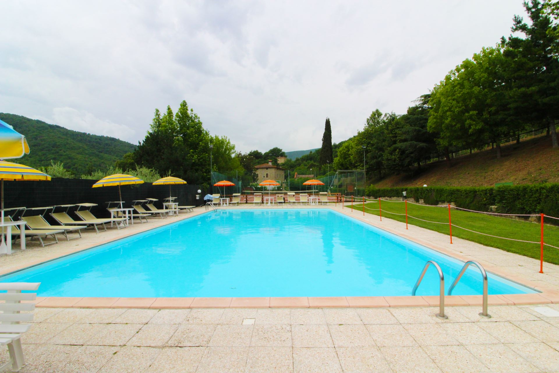 VILLEN MIT POOL CASALE AIOLA CORTONA TOSCANA