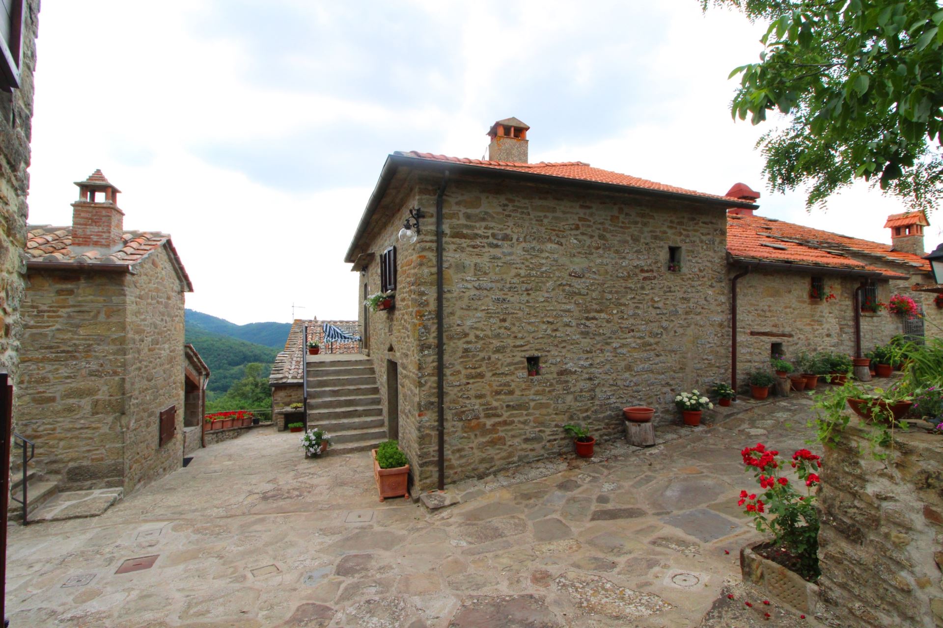APPARTAMENTI CON PISCINA LA CASA NEL BORGO CORTONA TOSCANA