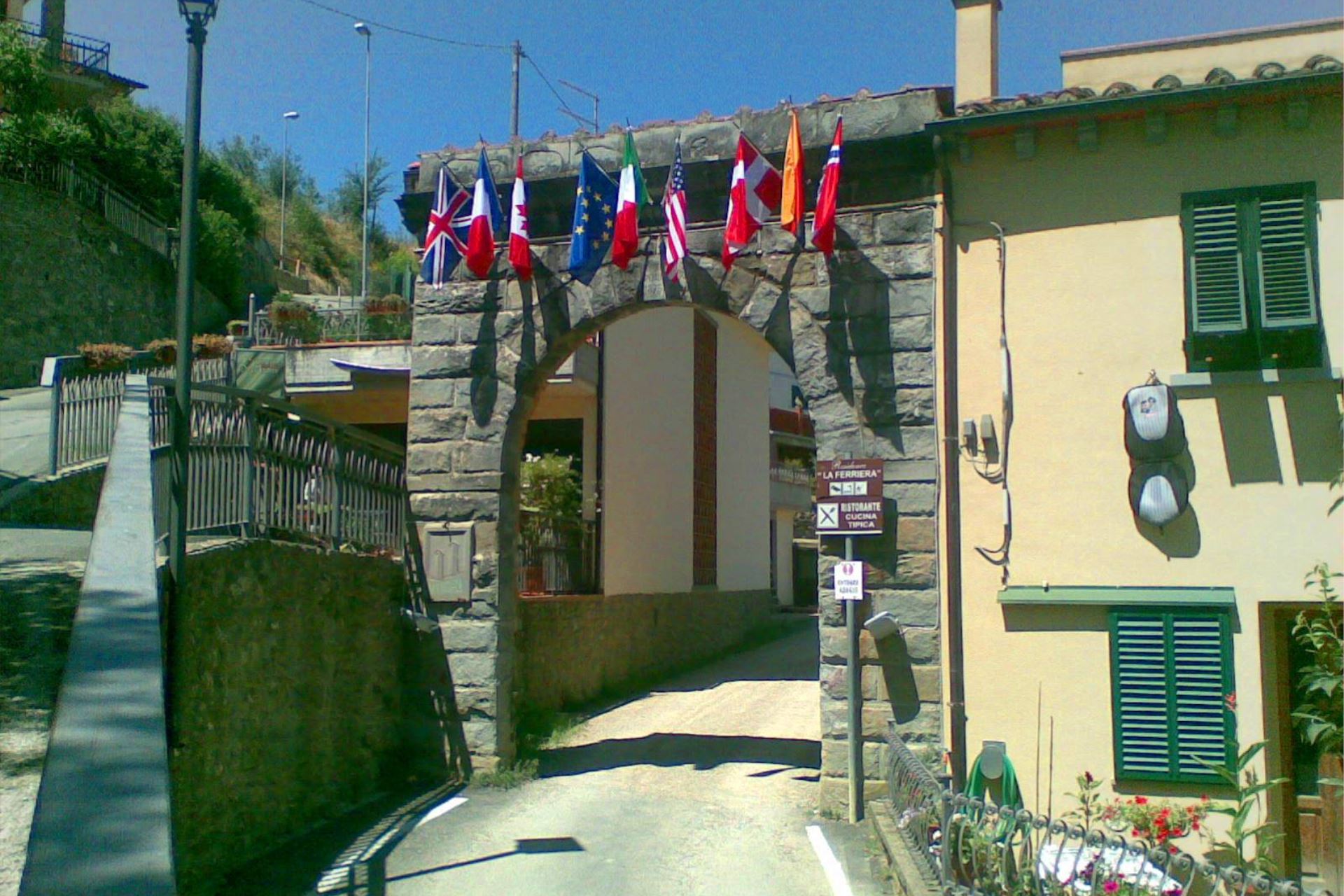 APPARTEMENTS AVEC PISCINE LA CASCATA LORO CIUFFENNA TOSCANA