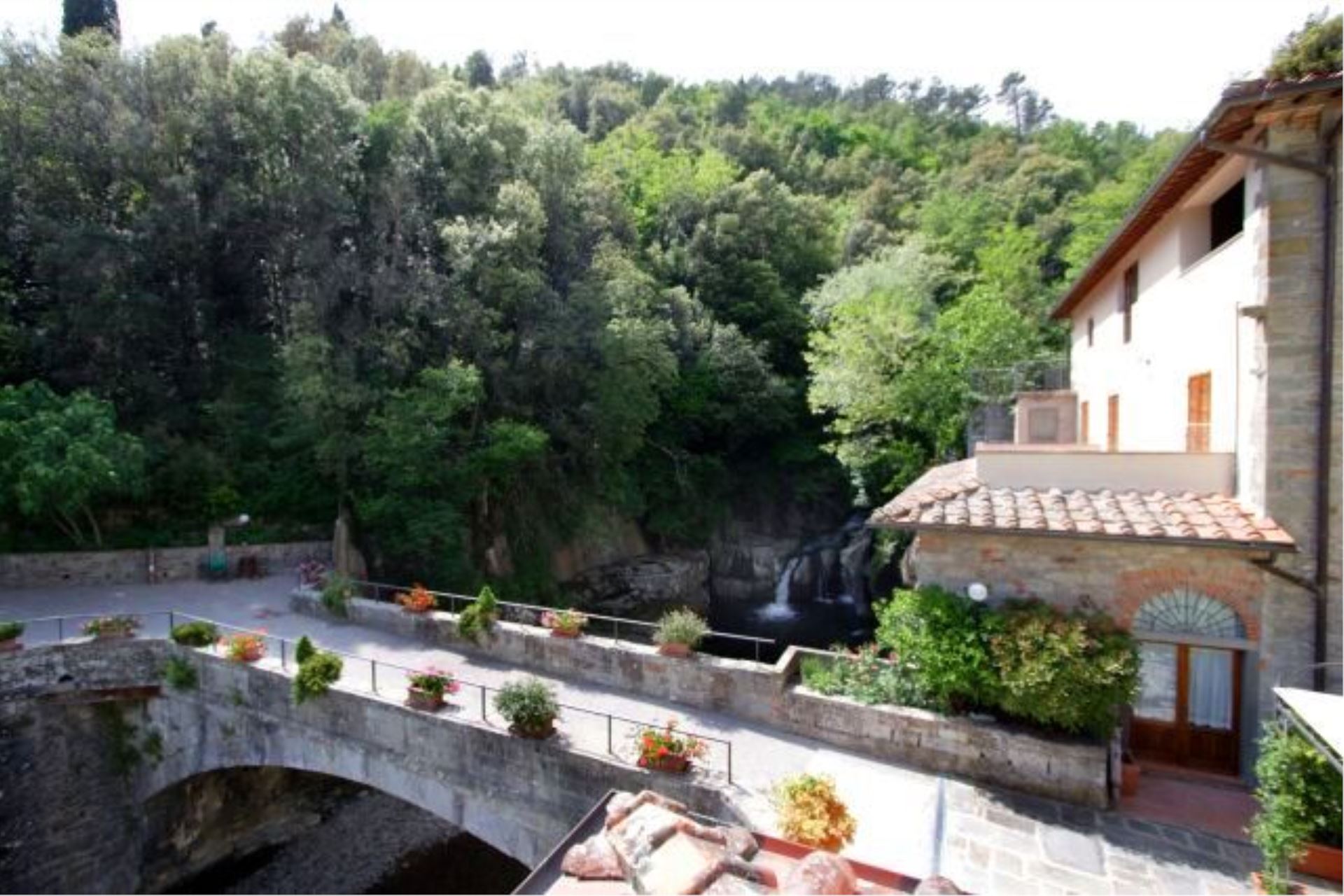 APPARTEMENTS AVEC PISCINE LA CASCATA LORO CIUFFENNA TOSCANA