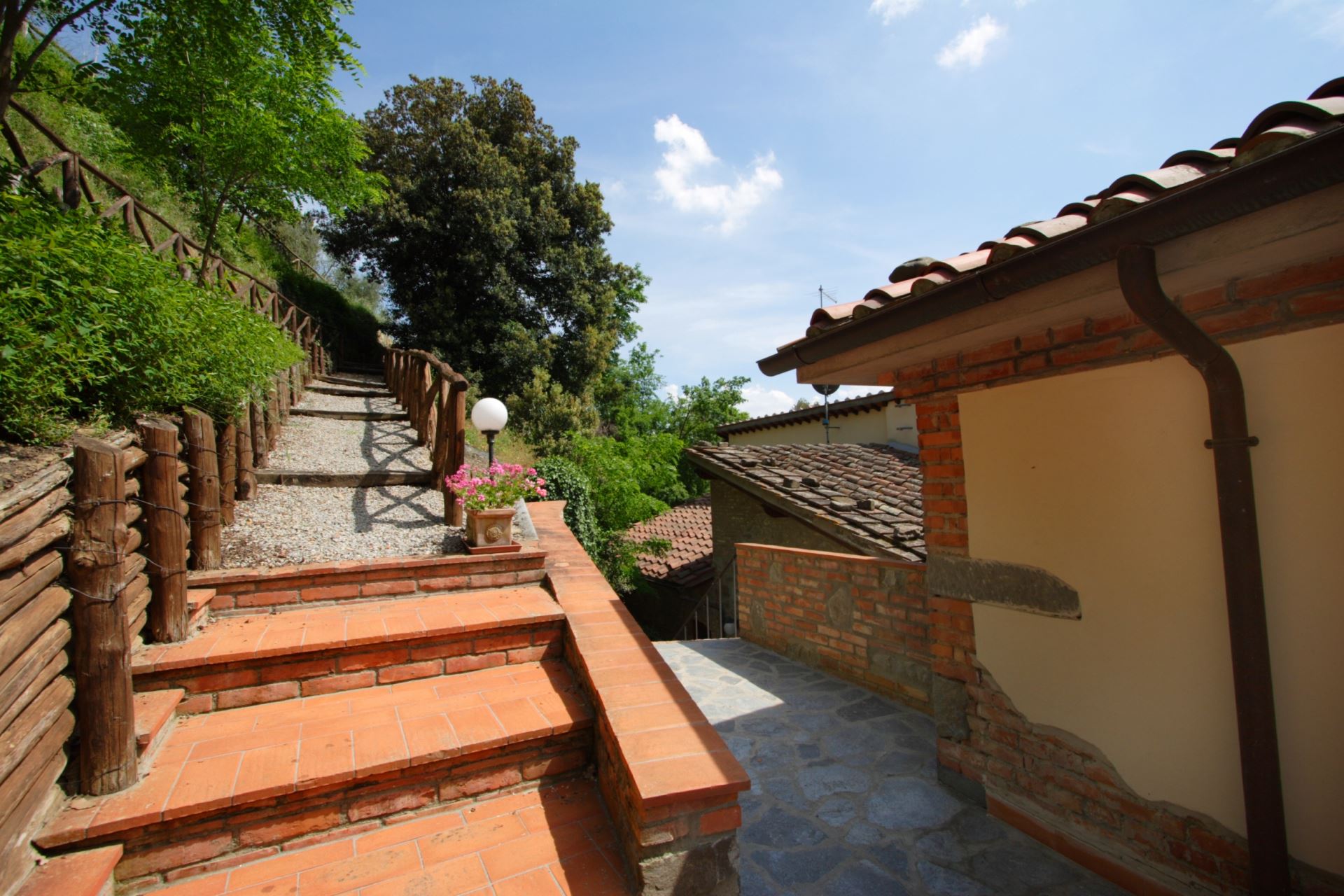 APPARTEMENTS AVEC PISCINE LA CASCATA LORO CIUFFENNA TOSCANA