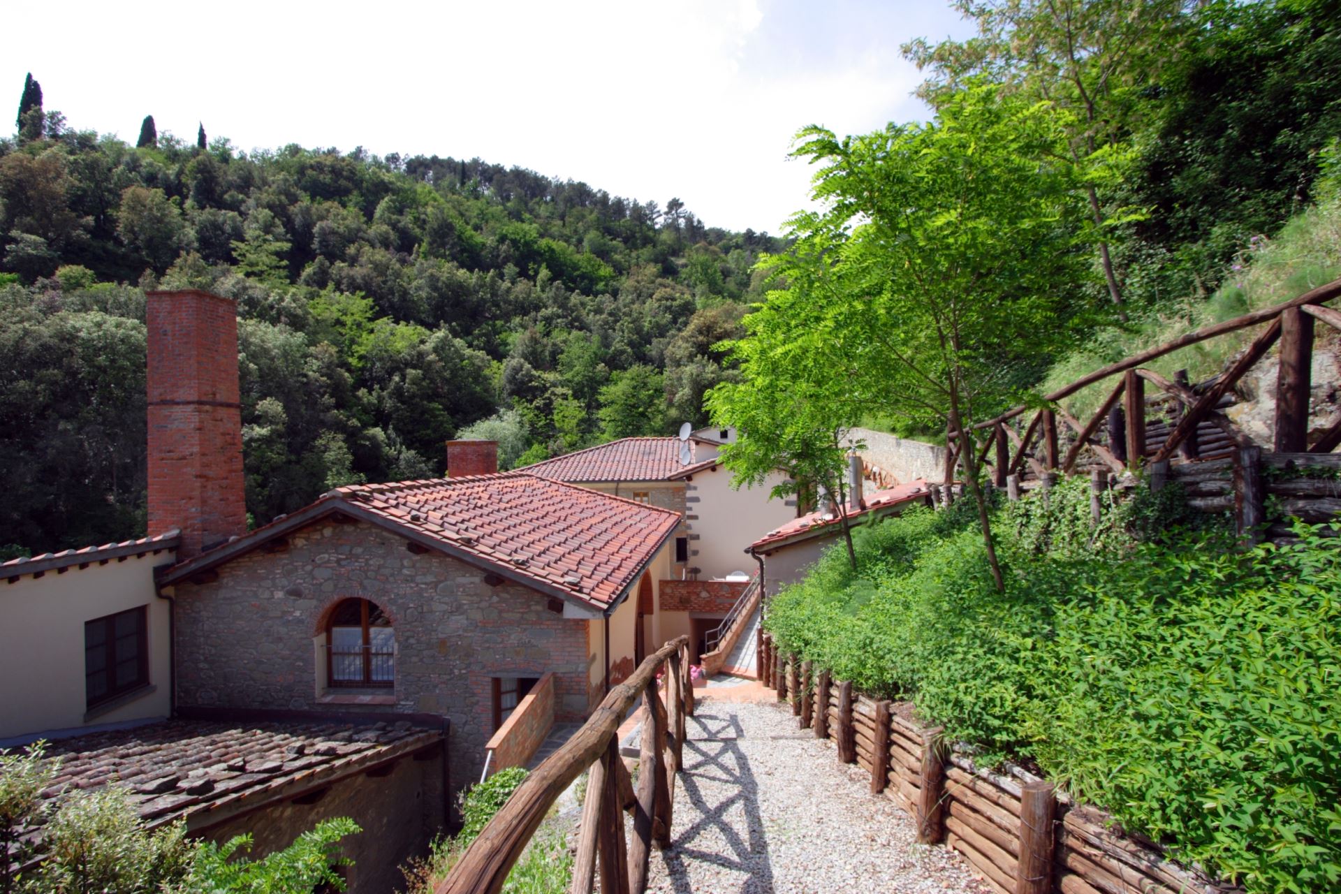 APPARTEMENTS AVEC PISCINE LA CASCATA LORO CIUFFENNA TOSCANA