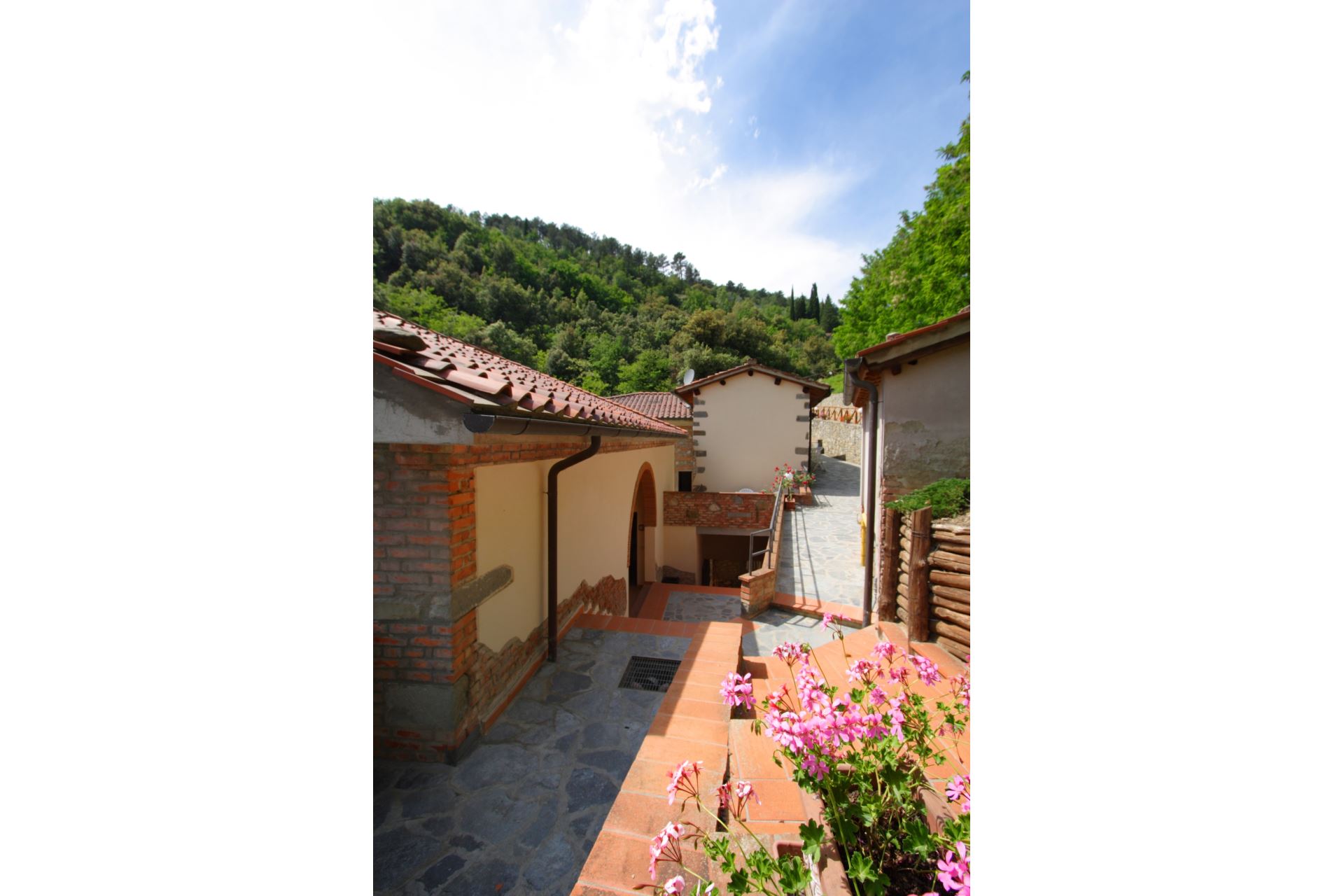 APPARTEMENTS AVEC PISCINE LA CASCATA LORO CIUFFENNA TOSCANA