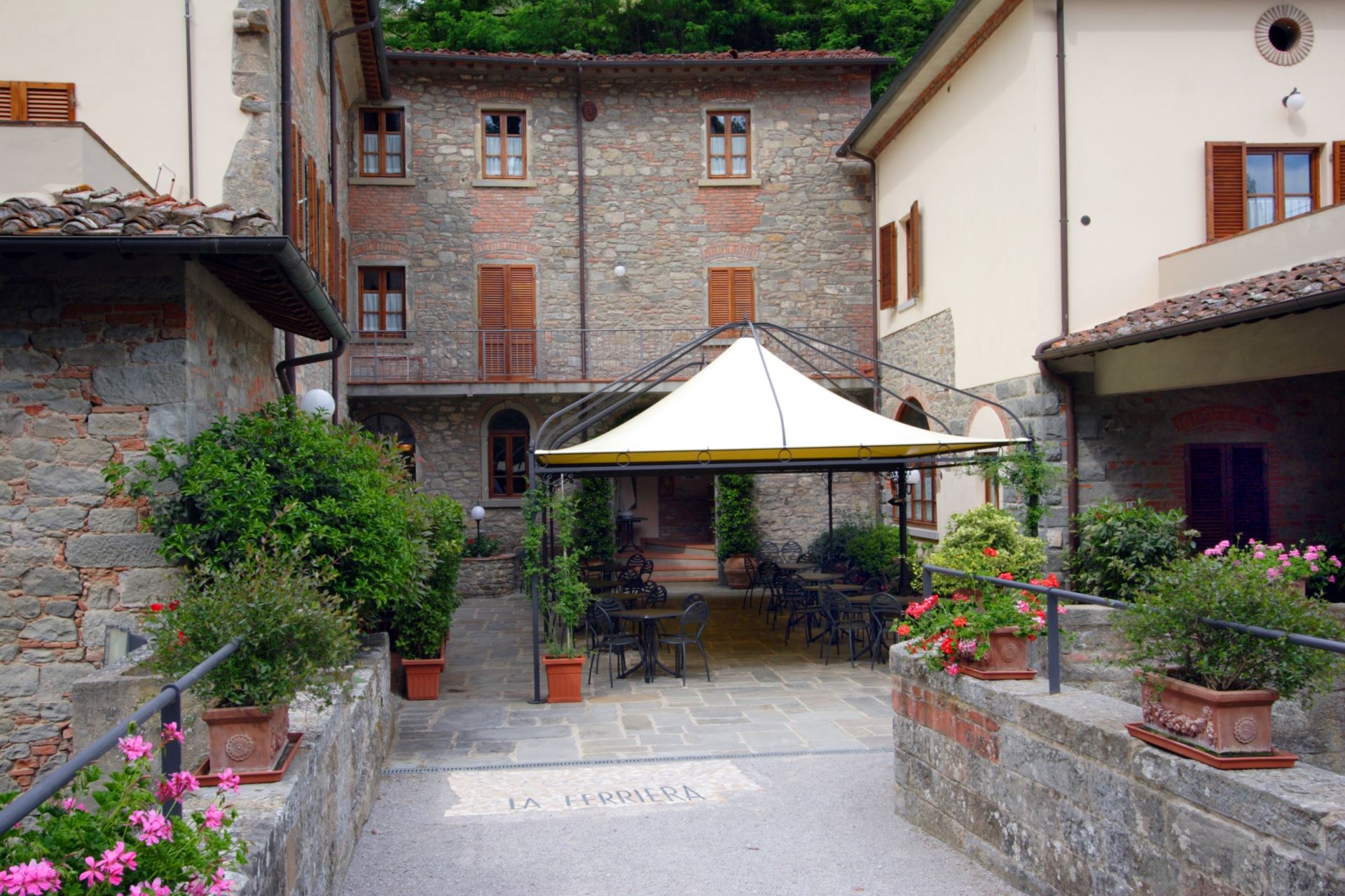 APPARTEMENTS AVEC PISCINE LA CASCATA LORO CIUFFENNA TOSCANA