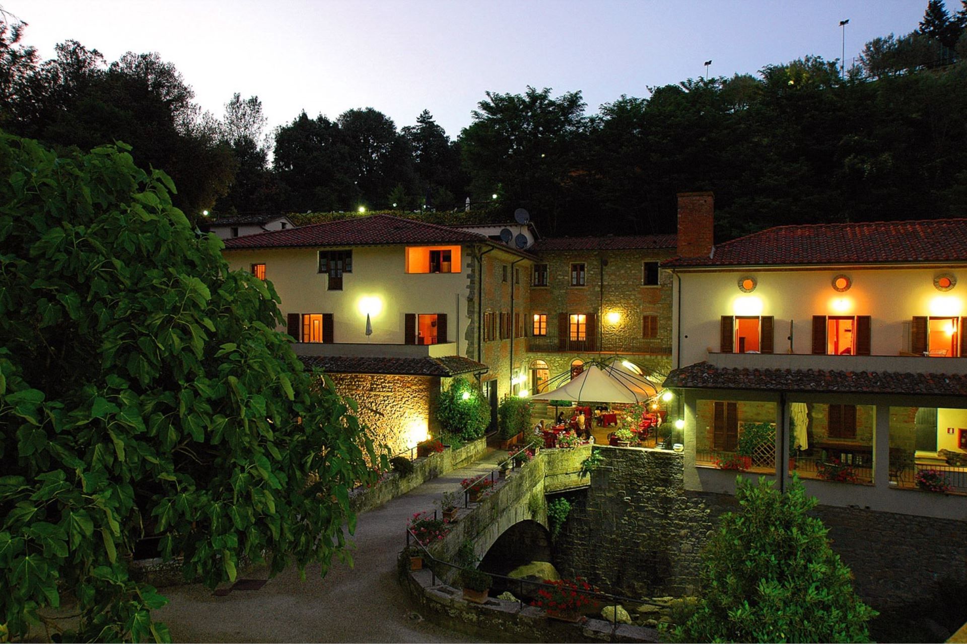 APPARTEMENTS AVEC PISCINE LA CASCATA LORO CIUFFENNA TOSCANA