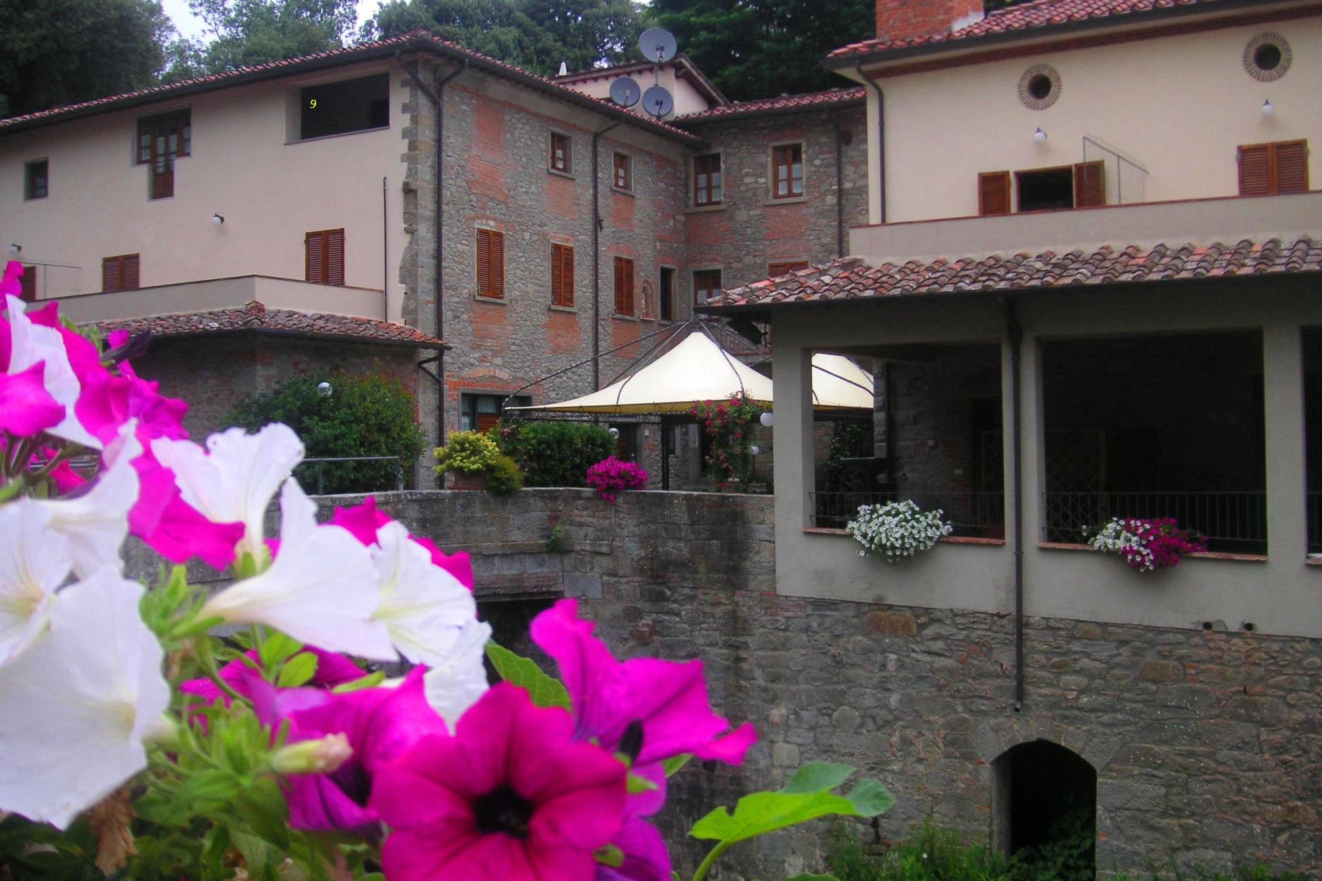 APPARTEMENTS AVEC PISCINE LA CASCATA LORO CIUFFENNA TOSCANA