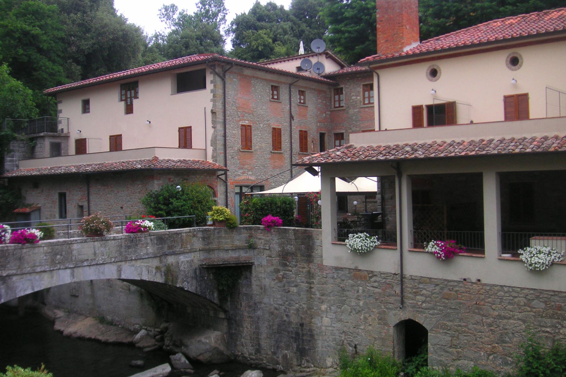 APPARTEMENTS AVEC PISCINE LA CASCATA LORO CIUFFENNA TOSCANA