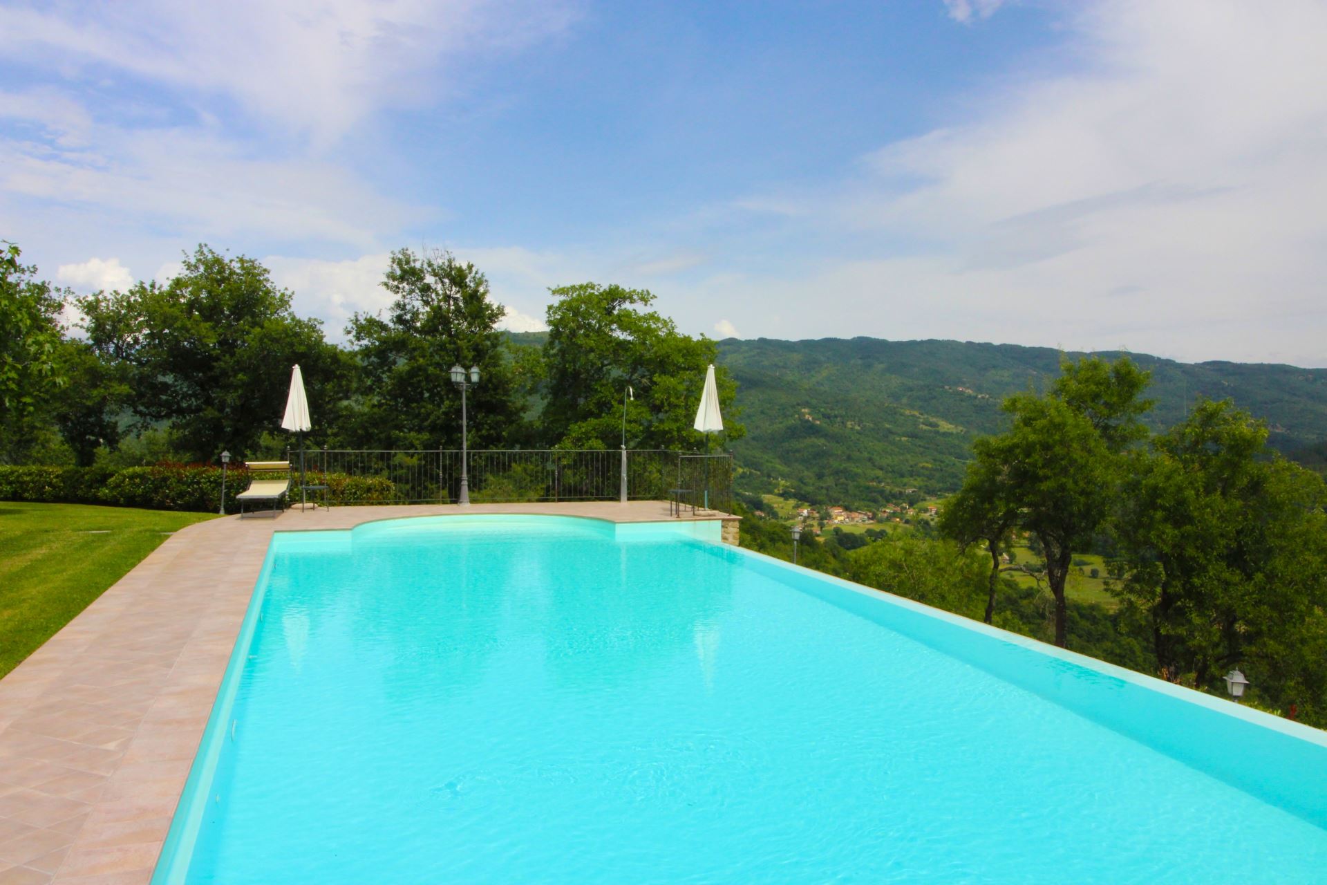 Borgo Usciano sleeps 20  infinity pool