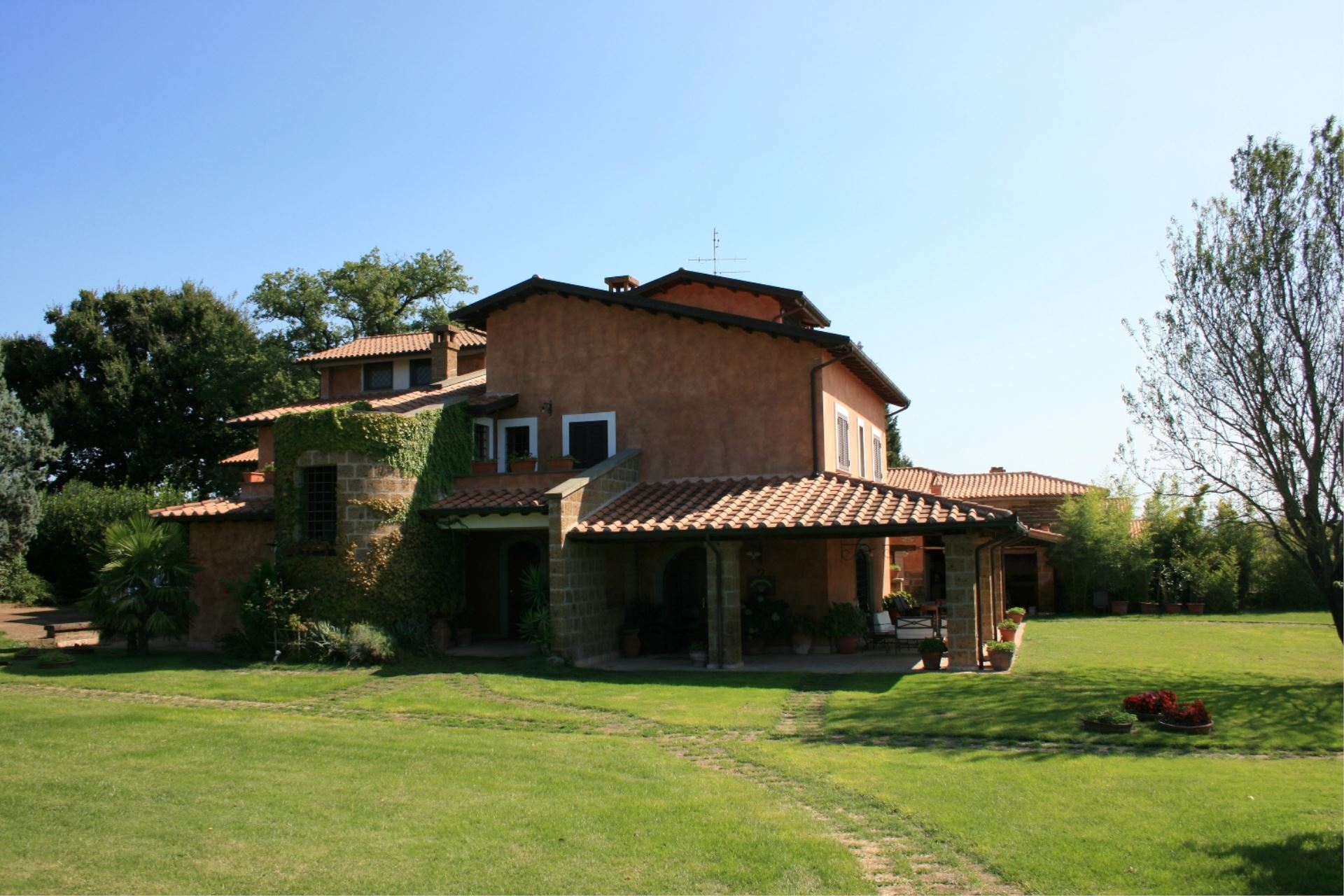 VILLE CON PISCINA VILLA IRIS CORCHIANO LAZIO