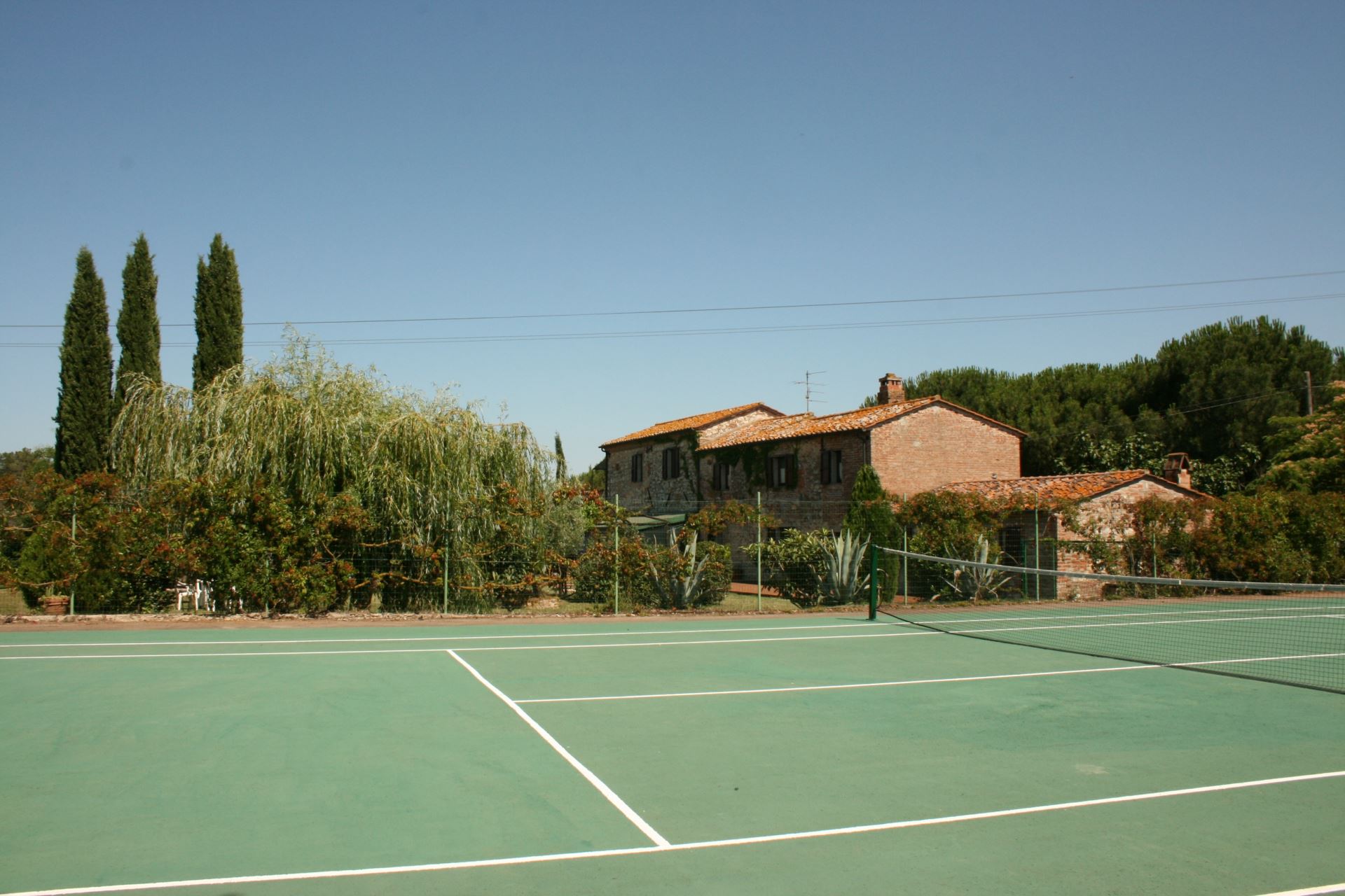 Private tennis court at La Pineta